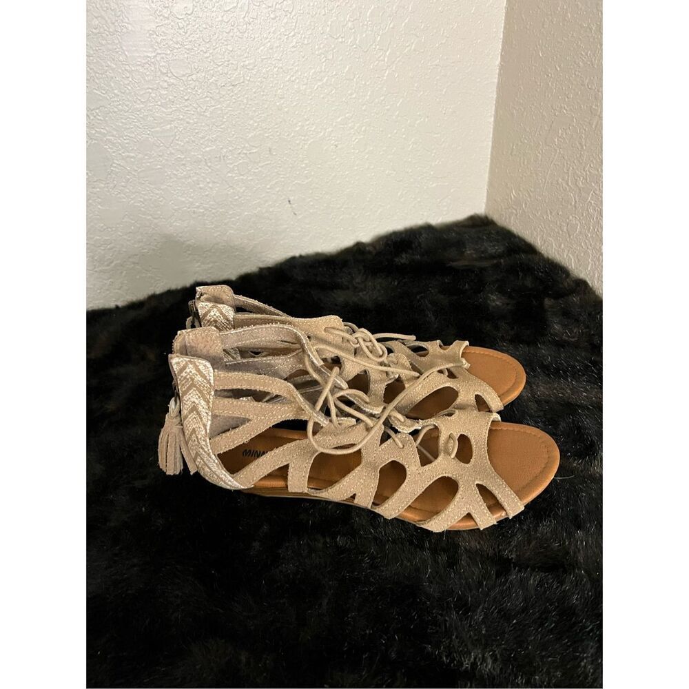 Minnetonka Gladiator Sandals Woman's 9 shoes